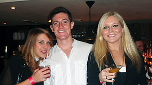Alice Molardi (a sinistra) con due amici londinesi