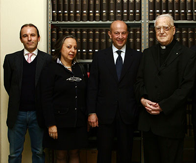 Da sinistra Marco Passarotti e Savina Raynaud del Circse,  Nicola Ciniero, presidente e amministratore delegato dell’IBM Italia, padre Roberto Busa