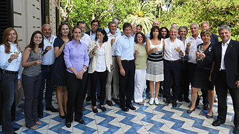 Il brindisi del ministro Corrando Clini (al centro), con i principali produttori di vino italiani e con gli accademici uniti per il progetto viticoltura ecosostenibile