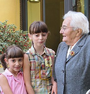 Francesca Duchini, in occasione della festa per i 90 anni, con le figlie della professoressa Claudia Rotondi, di una delle quali è stata madrina