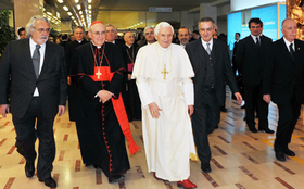 Il Papa con al suo fianco il rettore Lorenzo Ornaghi