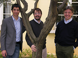 Claudio Giannetti, al centro, con i colleghi di ricerca Francesco Banfi (a sinistra) e Gabriele Ferrini, nel cortile della sede di Brescia