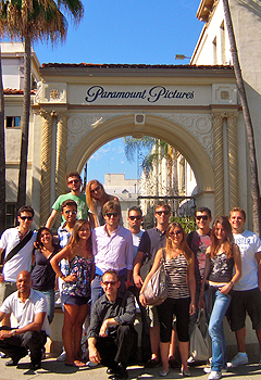 Andrea Iosa (in piedi al centro con gli occhiali da sole e la camicia rosa) con gli amici della Ucla alla Paramount Pictures