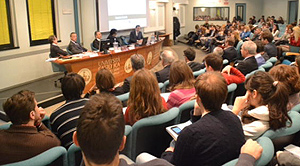 Pubblico e tavolo della quarta Lezione Arcelli a Piacenza