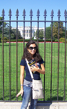 Mirella Valli davanti alla Casa Bianca
