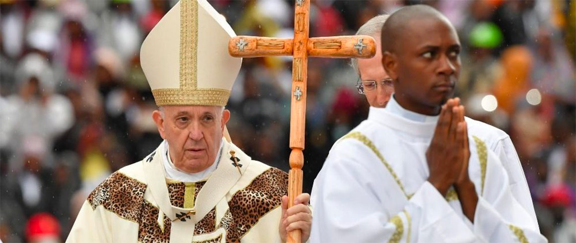 Il Papa in Africa: «Avete diritto alla pace»