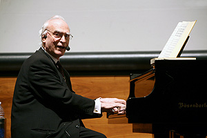 Philip Gosset al pianoforte in aula magna_091104