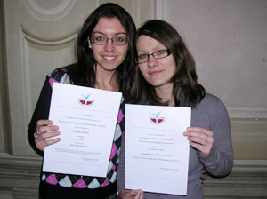 Alessandra e Valentina con il premio Combi ricevuto a Milano dalle mani del cardinale Angelo Scola