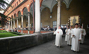 La processione nei chiostri di largo Gemelli con il labaro raffigurante il Sacro Cuore