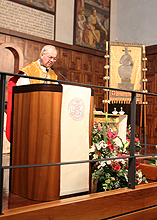 Monsignor Sergio Lanza durante l'omelia in aula Magna