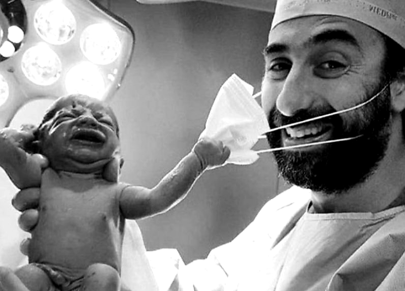 Dubai, bimbo appena nato afferra la mascherina del medico: la foto fa il giro del web