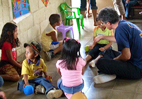 Il professor Fabio Sbattella con alcuni bambini durante un progetto di qualche anno fa