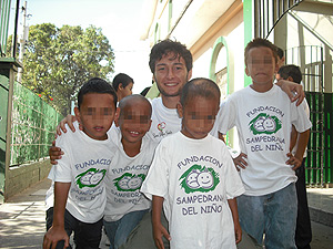 Simone D'Avvocato con alcuni bimbi della fondazione Sampedrana del niño
