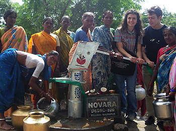 Nicole e Alessandro all'inaugurazione di un pozzo che porterà acqua pulita alla gente del villaggio