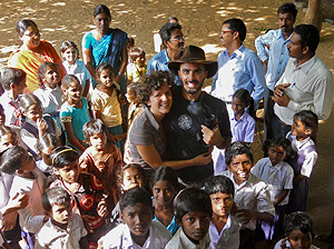 Andrea Patanè e Sara Caputo e la gente indiana con cui sono hanno condiviso la loro esperienza di vlontariato