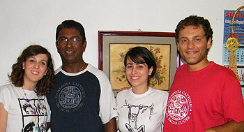 Da sinistra, Francesca Mercurio con padre Charles Hewawasam, parroco di Matara, Claudia Schirru e Nicola Catania, compagni di esperienza in Sri Lanka