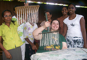 Antonella Semerano con le donne di Matara