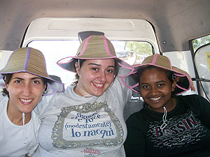 Antonella Semerano (al centro) con Maria Teresa Riccardi e una giovane sri lankese