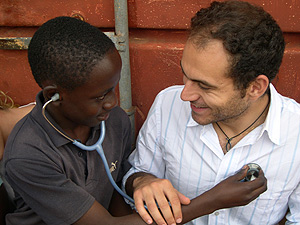 Davide Vincenzo Catania con un piccolo ugandese