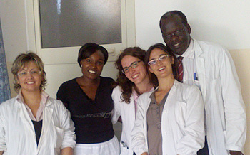 Maria Grazia Mancini (al centro) con i suoi "maestri" e la sua collega di Medicina Martina Montagna (a destra)