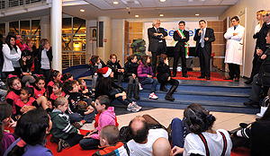 Un momento dell'incontro del sindaco Alemanno con i piccoli pazienti del Gemelli il 19 dicembre scorso
