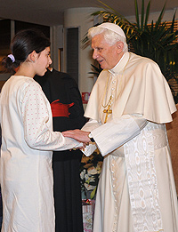 Il Papa con una piccola degente del Policlinico