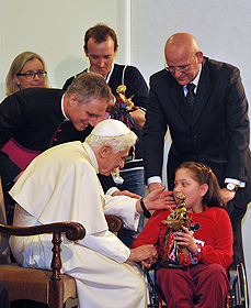 Il Papa con una piccola paziente del Centro spina bifida