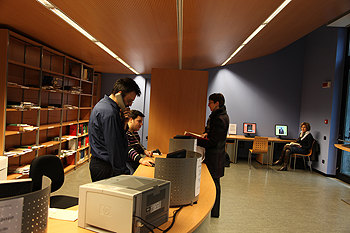 Il nuovo banco di distribuzione della biblioteca di Milano
