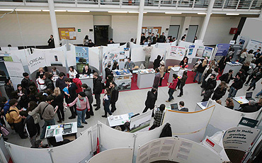 La piazzetta di Economia a Piacenza, con gli stand di Career Day Cattolica 2011