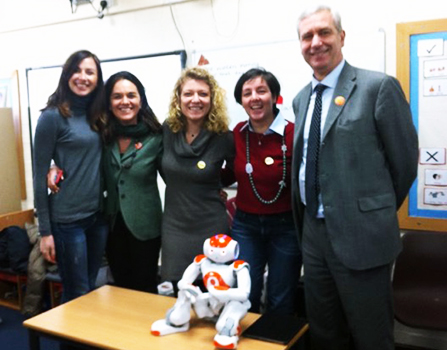 Il professor Luigi D'Alonzo con le ricercatrici del Cedisma a Birmingham. Al centro il robottino, quasi una mascotte del progetto europeo