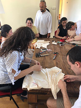 Gli studenti della Summer School durante un laboratorio insieme al coordinatore 