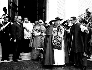 5 novembre 1961. Papa Giovanni XXIII inaugura solennemente la facolt&agrave; di Medicina e chirurgia. Alle sue spalle Giovanni Battista Montini, che gli succedette al soglio pontificio col nome di Paolo VI