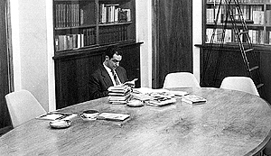 Italo Calvino al tavolo ovale Einaudi, sede delle riunioni del mercoled&igrave;