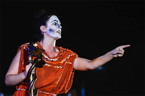 Un momento dell'Anfitrione messo in scena da Kerk&igrave;s a Velia/Elea