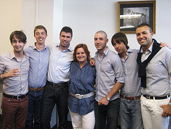 Federico Necchini con i compagni di corso e la professoressa Rossella Gambetti (al centro)