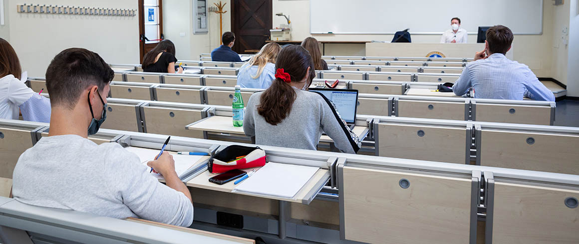 Le matricole del centenario entrano in aula