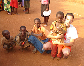 Daniele Mautone con i bambini del Burundi
