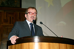Roberto Maroni durante il suo intervento in Cattolica_090929