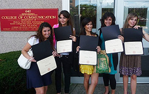 Serena Fortuna (al centro) e le compagne di corso mostrano gli attestati del programma alla Boston University
