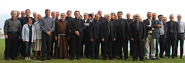 Foto di gruppo con monsignor Mariano Crociata (al centro) per i docenti di teologia dell'Universit&agrave; Cattolica. Sarnico, 18 e 19 settembre 2012