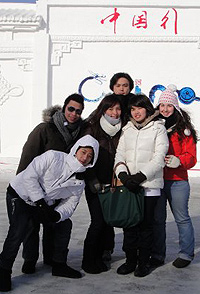 Erica Vigan&ograve; con altri amici cinesi