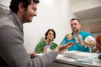 La mano bionica testata al Gemelli su un paziente danese