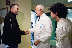 Il professor Paolo Maria Rossini stringe la mano al paziente danese