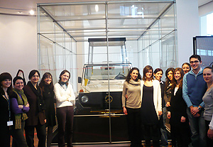 Gli studenti del master davanti alla Papa-mobile in mostra al Brand Center Mercedes-Benz