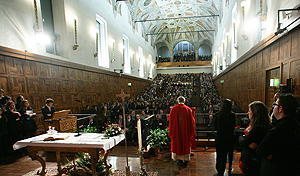 L'Aula magna affollata per la messa in preparazione al Natale il 13 dicembre