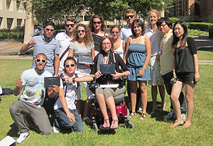 Michela Favini (al centro) con i compagni di corso nel campus della Ucla