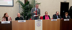 Il tavolo del convegno: da sinistra: Alessandra Aula, mons. SilvanoTomasi, Lorenzo Ornaghi, Iva Zanicchi, Domenico Zambetti e Cristina Castelli