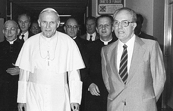 Giuseppe Morgante con Giovanni Paolo II il 3 giugno 1981, al momento delle dimissioni del Santo Padre dal Policlinico Gemelli dopo il primo ricovero successivo all'attentato del 13 maggio