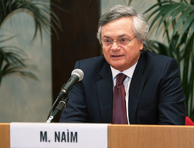 Moisés Naìm nel corso della sua lezione in aula Pio XI. Università Cattolica, 31 gennaio 2012