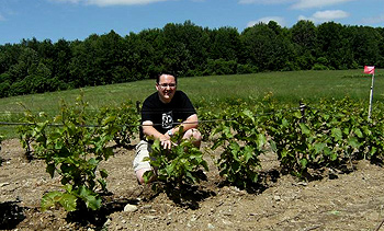 Tito Caffi al suo lavoro di ricerca